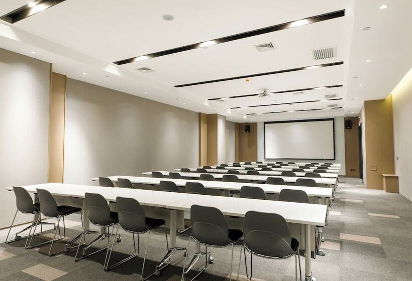 Отель Holiday Inn Express Harbin Qunli, An Ihg