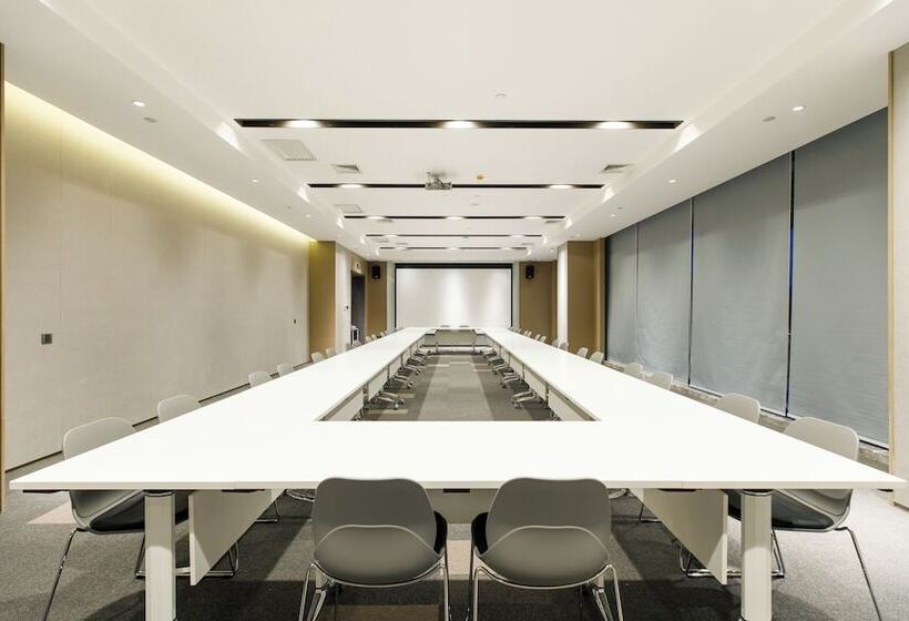 Отель Holiday Inn Express Harbin Qunli, An Ihg