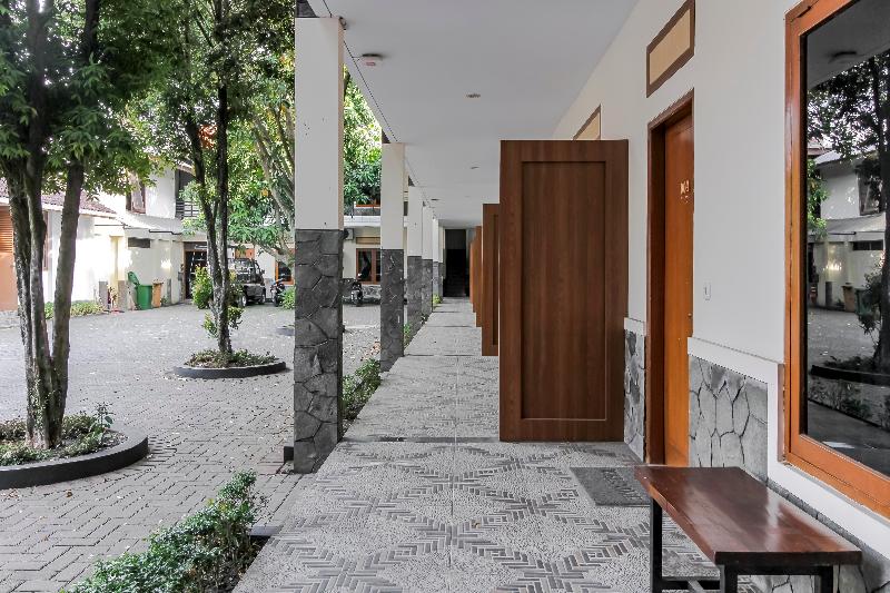 Hotel Reddoorz Plus Near Taman Lalu Lintas Bandung