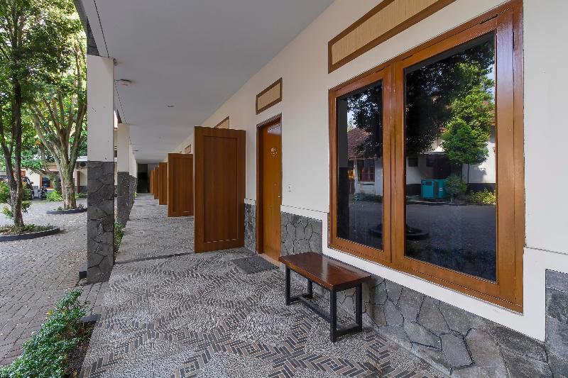 Hotel Reddoorz Plus Near Taman Lalu Lintas Bandung