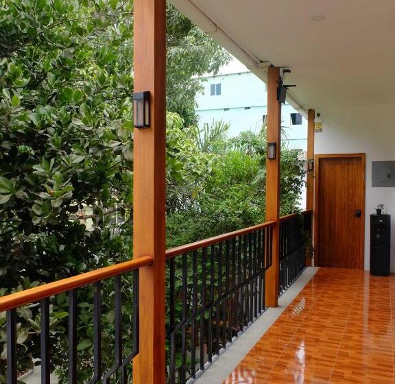 هاستل Boutique Platanal