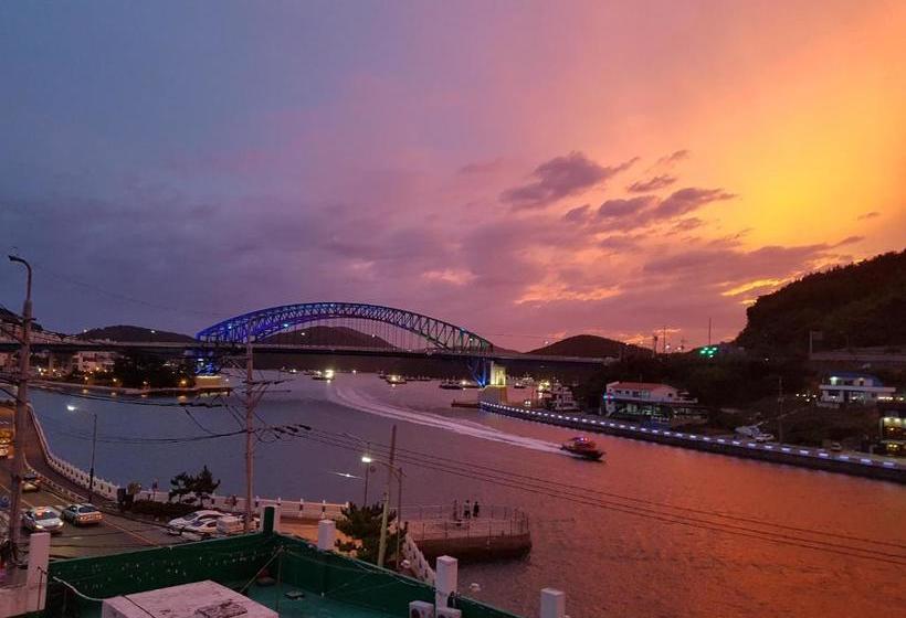 ペンション Tongyeongdaegyo Guesthouse