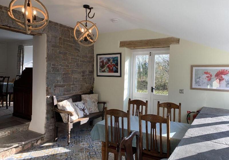 Pontyclerc Farm House Bed And Breakfast