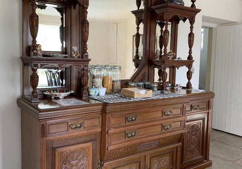 Pontyclerc Farm House Bed And Breakfast