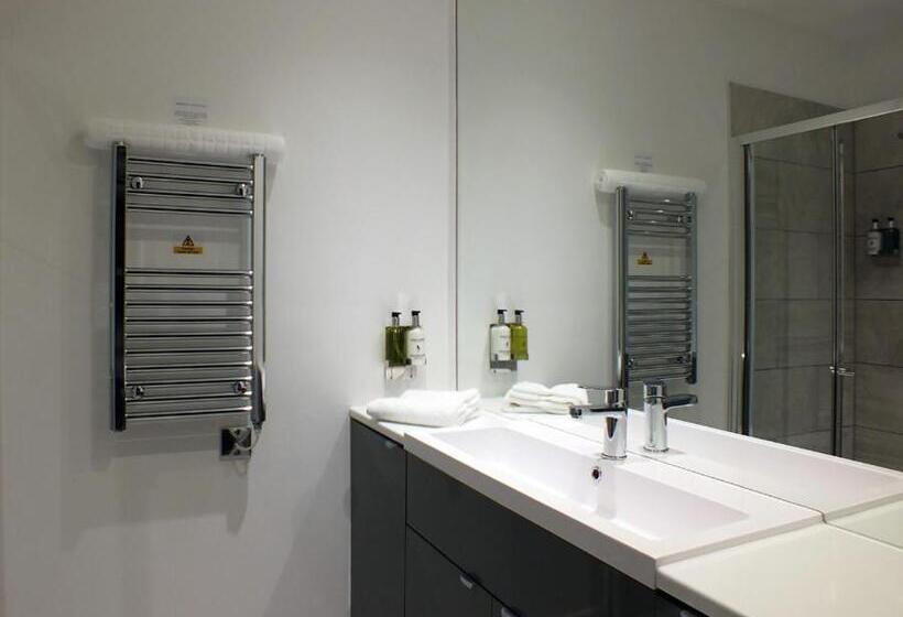 בית מלון כפרי The Piebald Inn