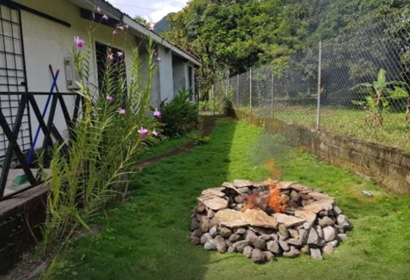 فندق صغير Hostal Restaurante Gulas