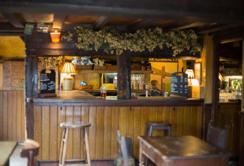 فندق صغير The Three Chimneys Country Pub