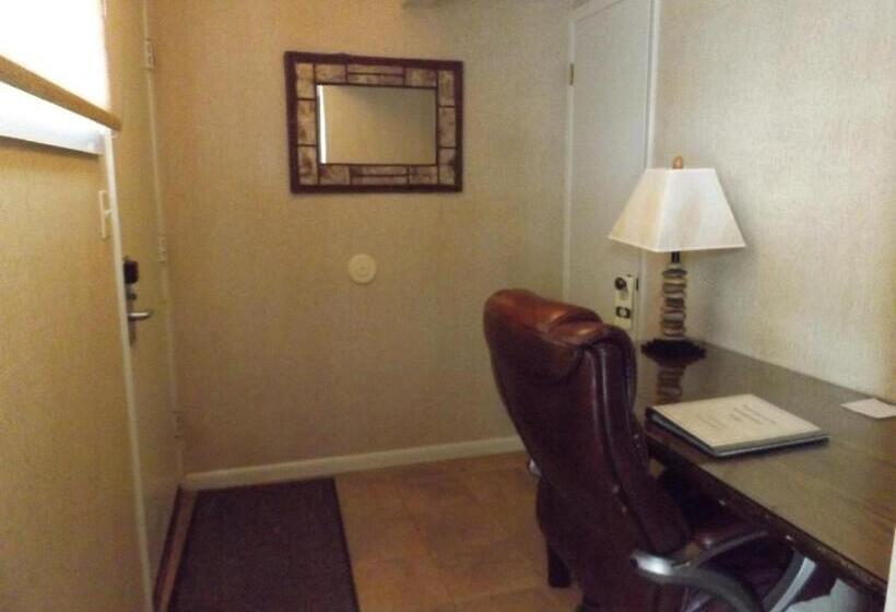 فندق صغير Windjammer Lodge