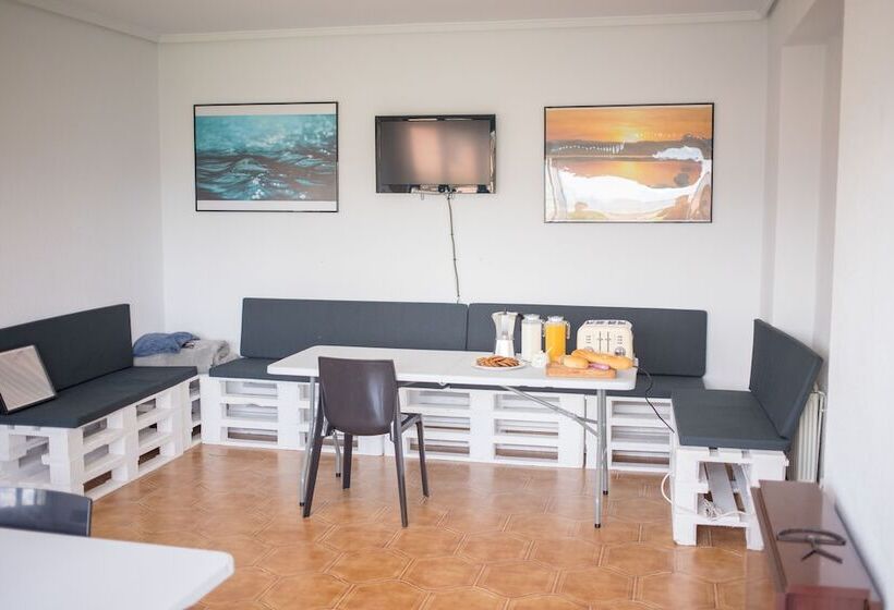 Hostel El Pico De Santillana