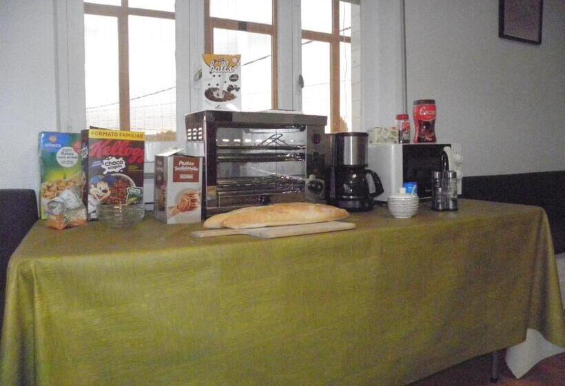 Hostel El Pico De Santillana