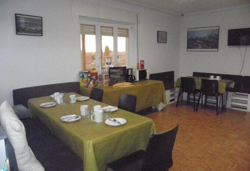 Hostel El Pico De Santillana