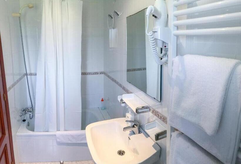 Hostel El Pico De Santillana