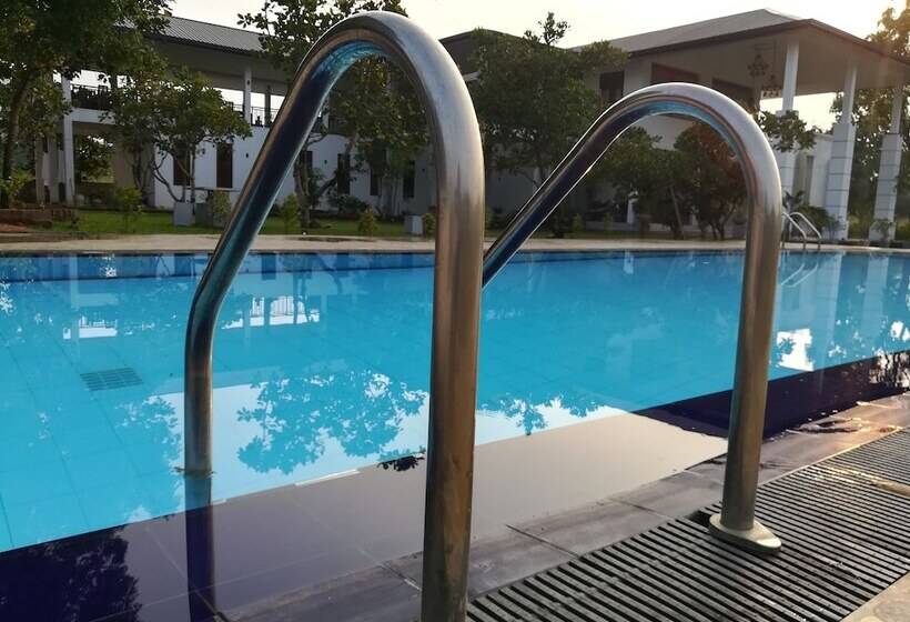 Отель Four Points Resort   Anuradhapura