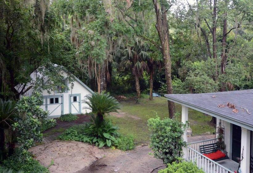 مبيت وإفطار 1872 Denham Inn