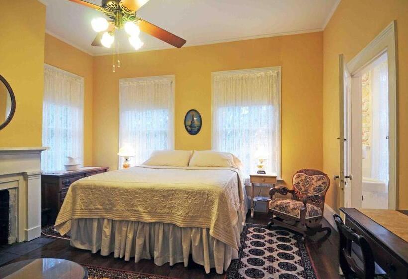 مبيت وإفطار 1872 Denham Inn