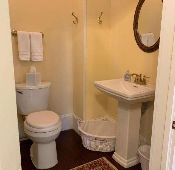 مبيت وإفطار 1872 Denham Inn