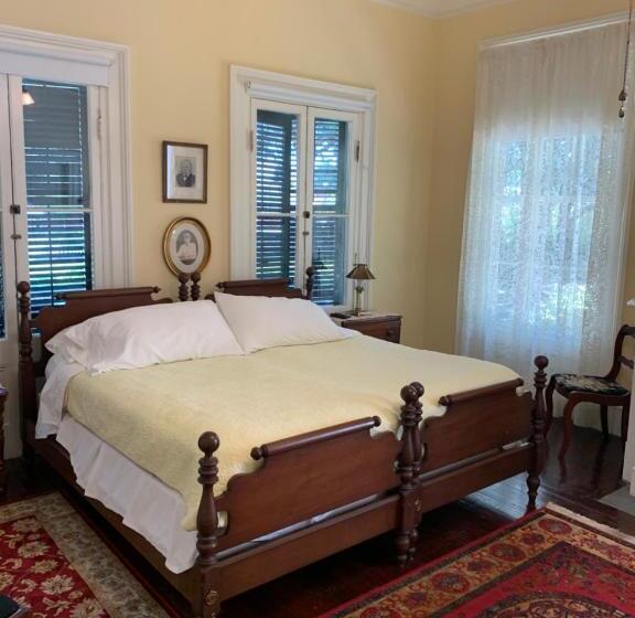 مبيت وإفطار 1872 Denham Inn