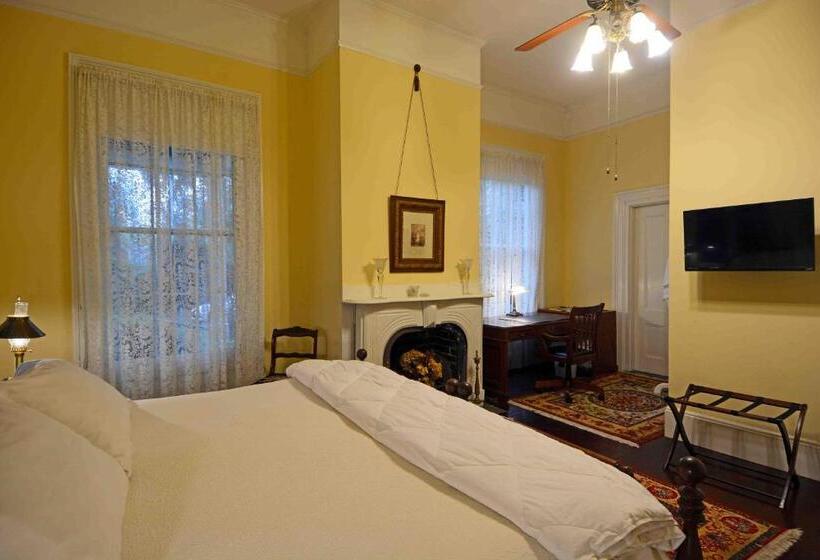 مبيت وإفطار 1872 Denham Inn