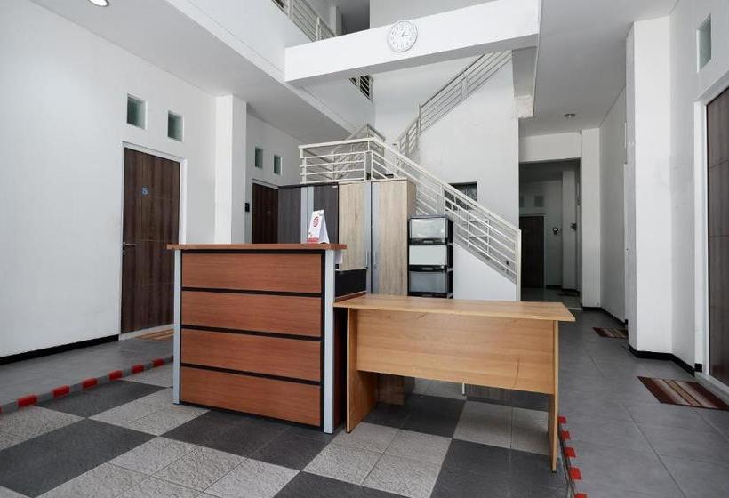 פנסיון Reddoorz Near Ahmad Yani Airport 2