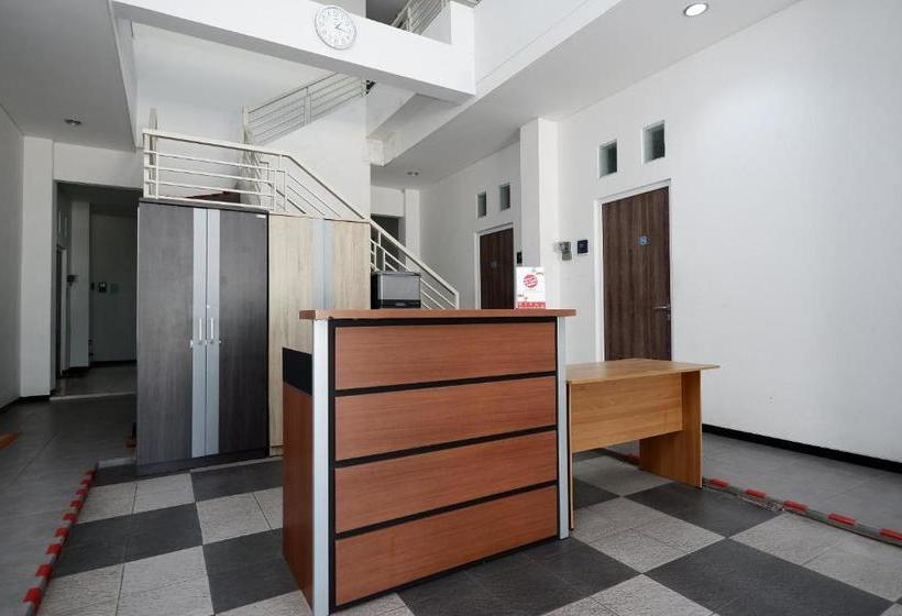 פנסיון Reddoorz Near Ahmad Yani Airport 2