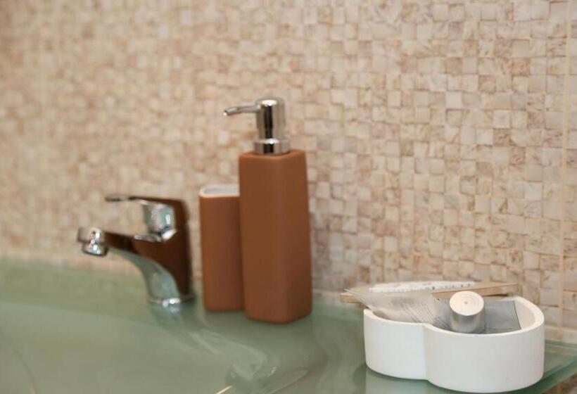 פנסיון Oli House