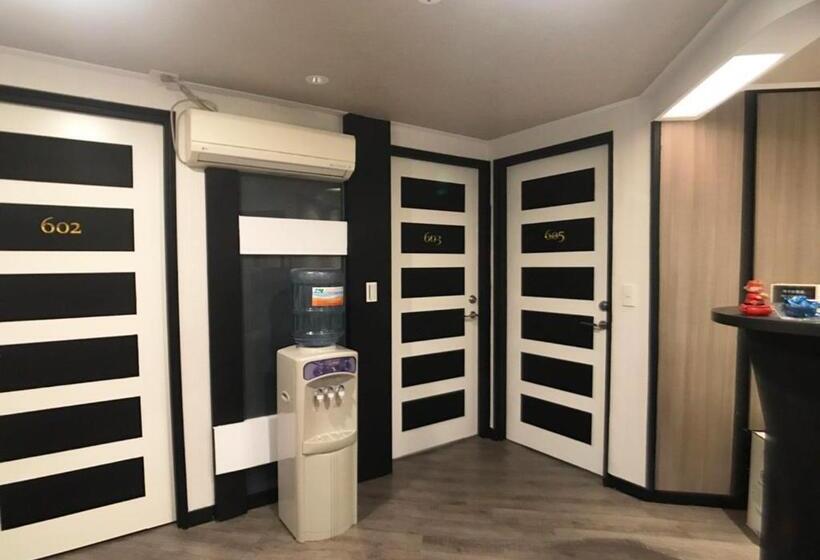 هاستل Huang Kai