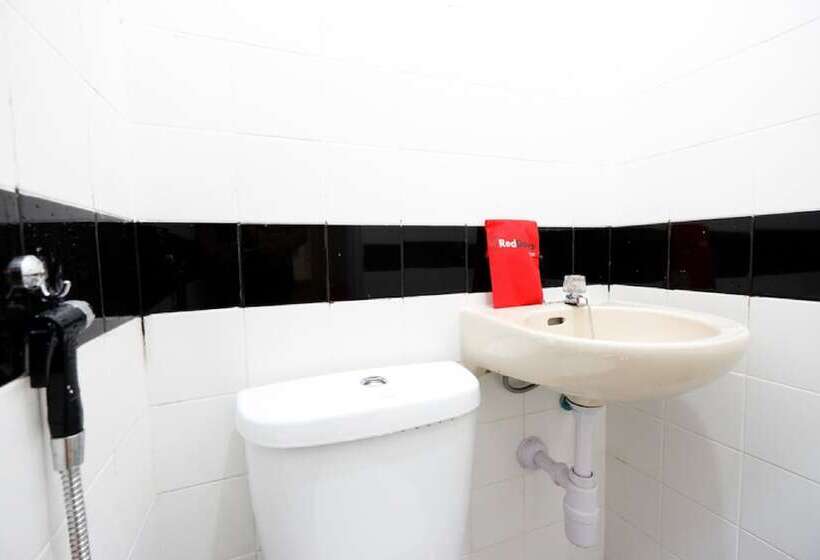 펜션 Reddoorz Near Akademi Kepolisian Semarang