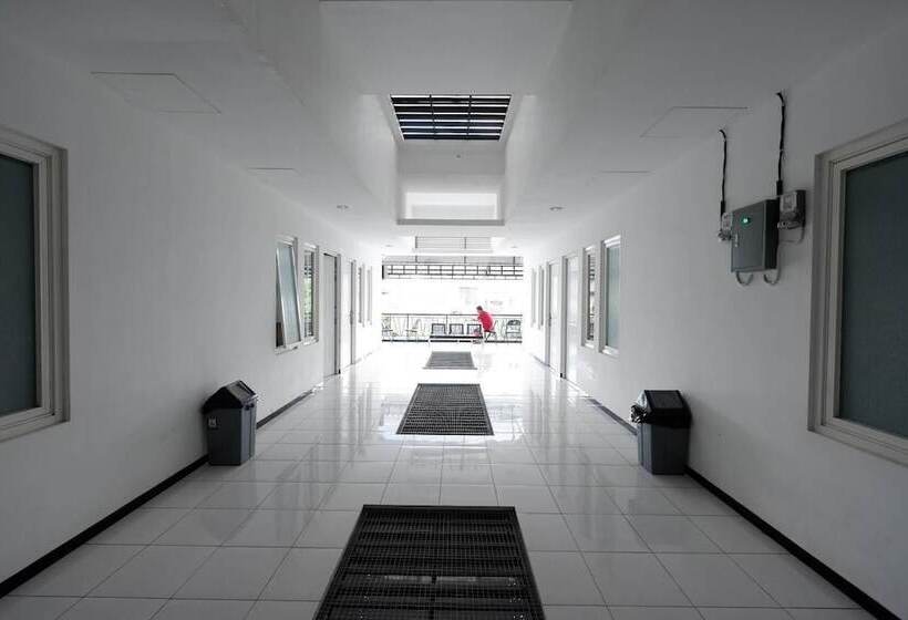 펜션 Reddoorz Near Plaza Simpang Lima