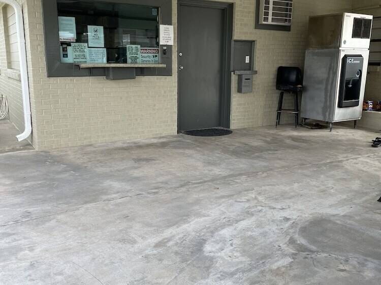 فندق على الطريق Economy Inn