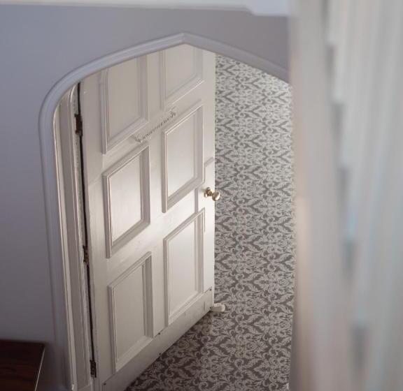 Пансион 4 Canon Lane