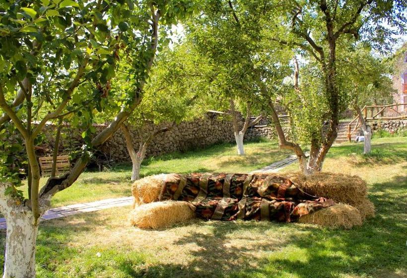 پانسیون Garni Hinyard