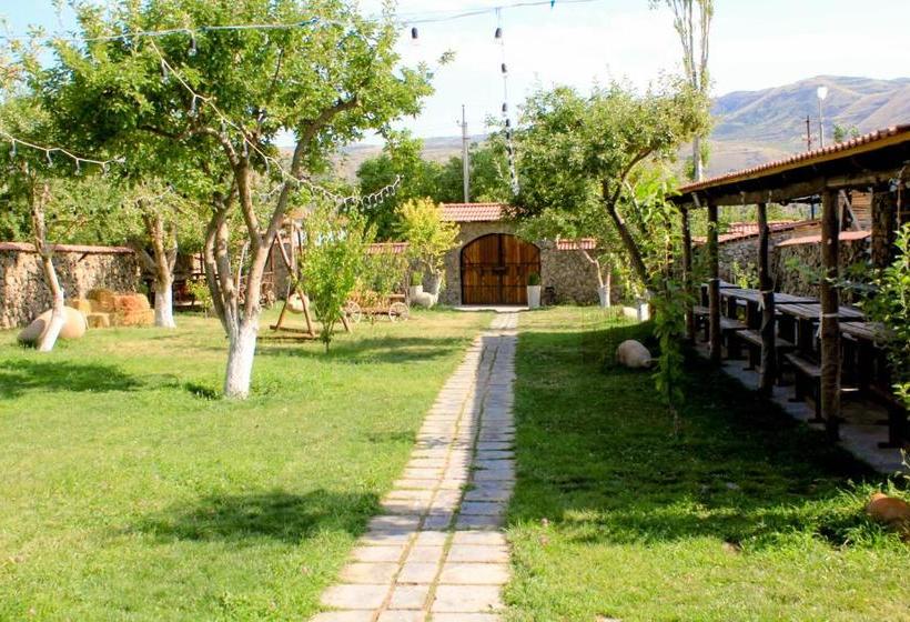 بنسيون Garni Hinyard