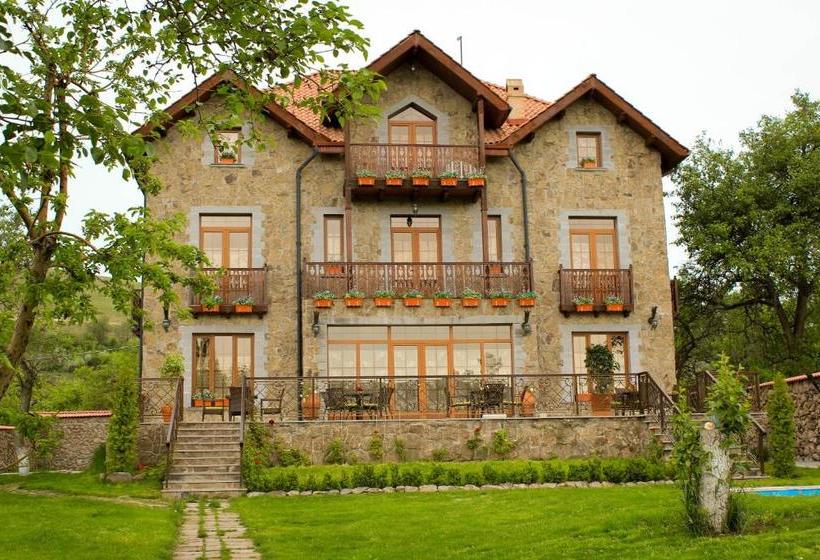 بنسيون Garni Hinyard