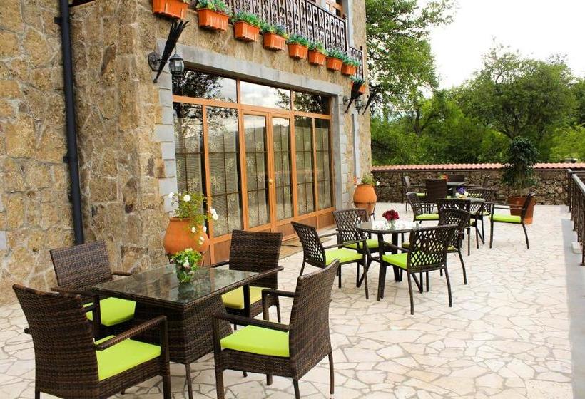 بنسيون Garni Hinyard