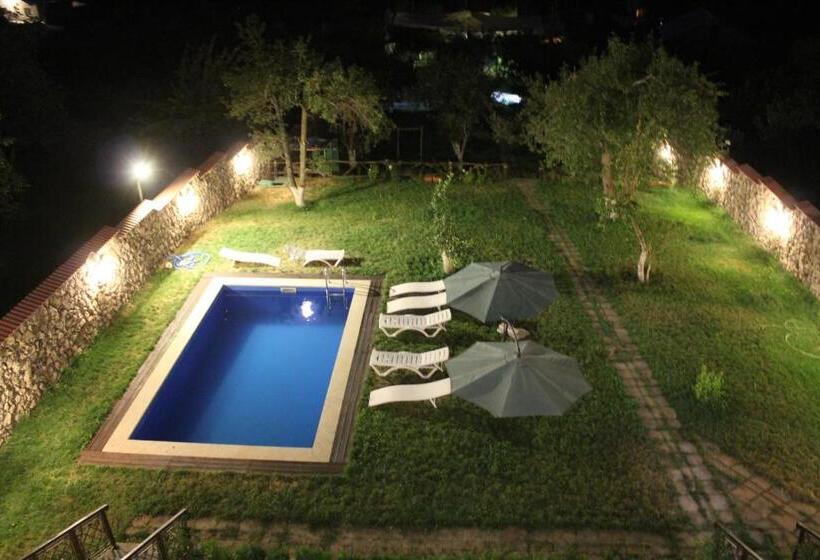 بنسيون Garni Hinyard