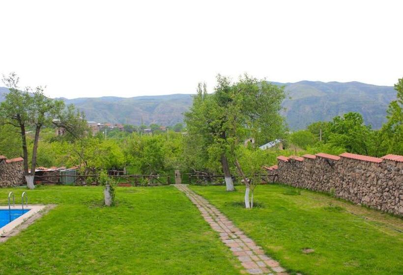 بنسيون Garni Hinyard