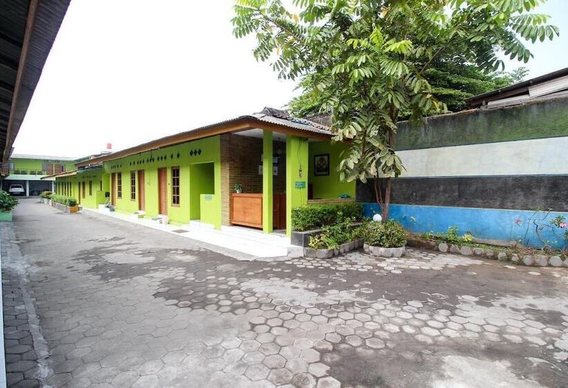 Пансион Reddoorz @ Jalan Parangtritis