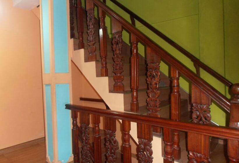 פנסיון Ritzy Residence