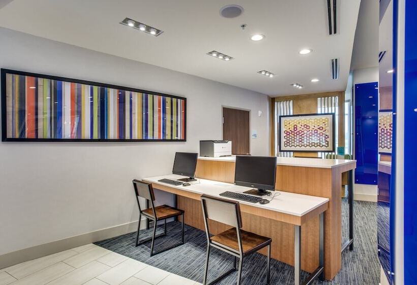 בית מלון כפרי Holiday Inn Express & Suites   Denton South, An Ihg