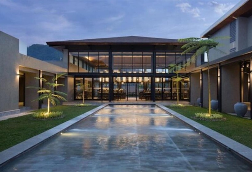 ホテル Santika Garut