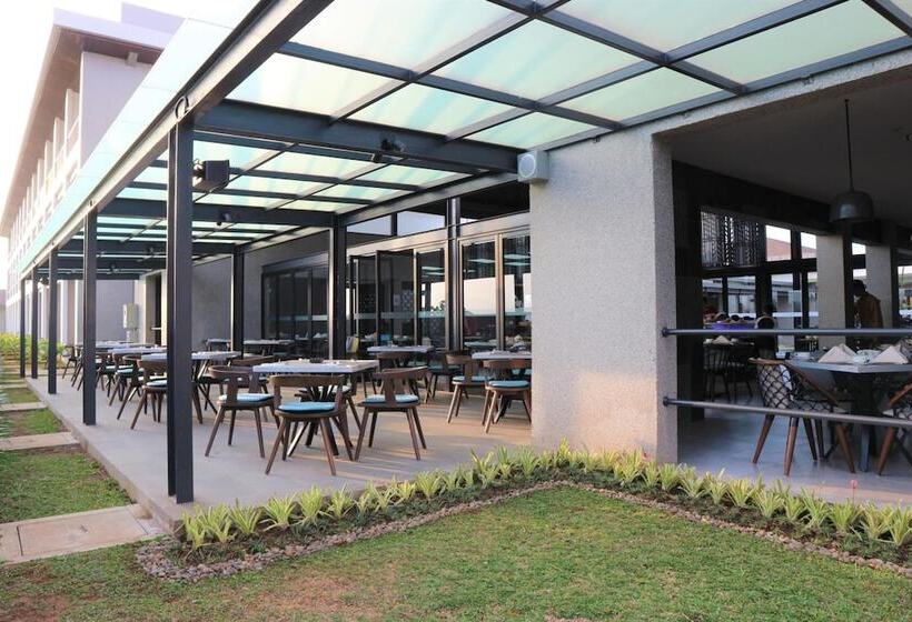 ホテル Santika Garut