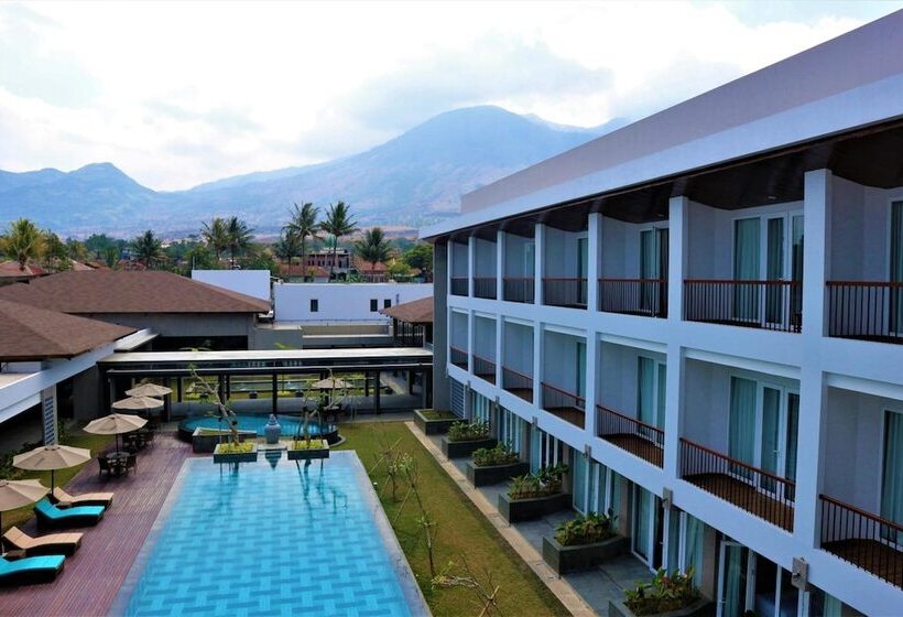 ホテル Santika Garut