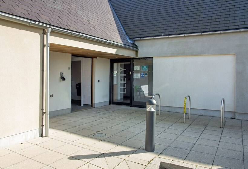 فندق صغير Canolfan Y Fron