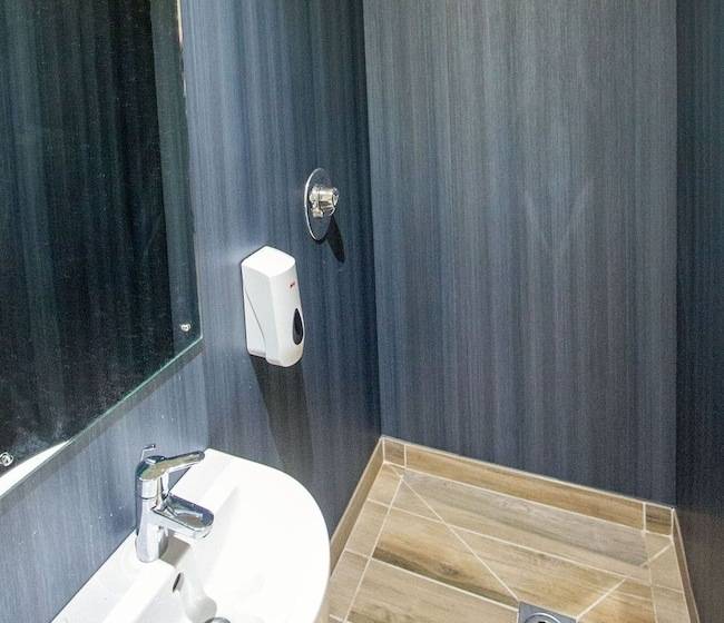 فندق صغير Canolfan Y Fron