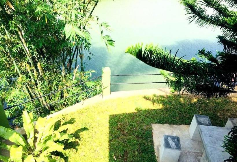 민박 Riverview Lodge