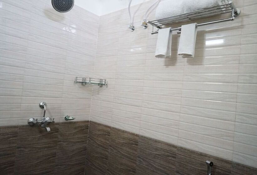 هتل Pemaling Lords Eco Inn Guwahati