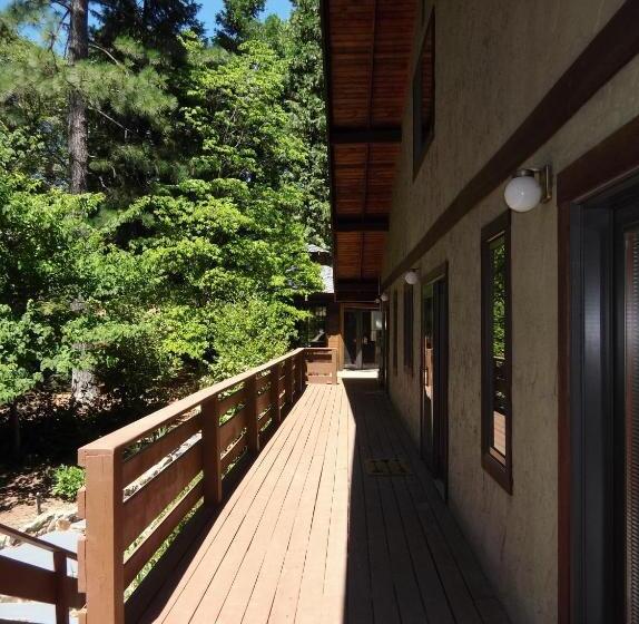 Ponderosa Ridge A B & B