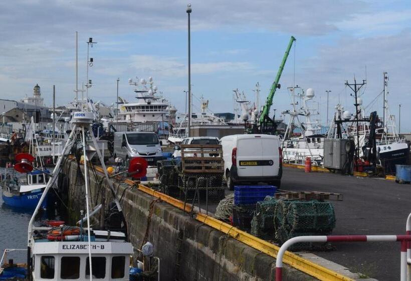 فندق صغير Cheers Cafe Bar & Tavern