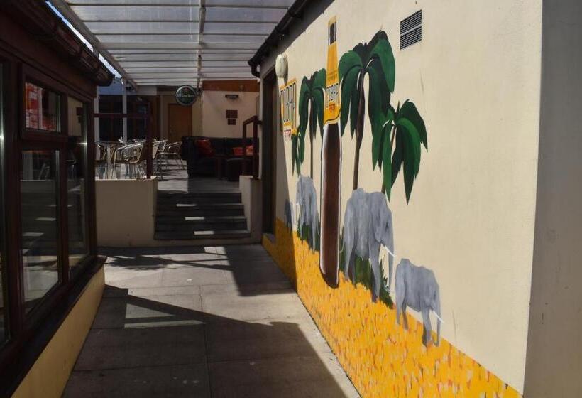 فندق صغير Cheers Cafe Bar & Tavern