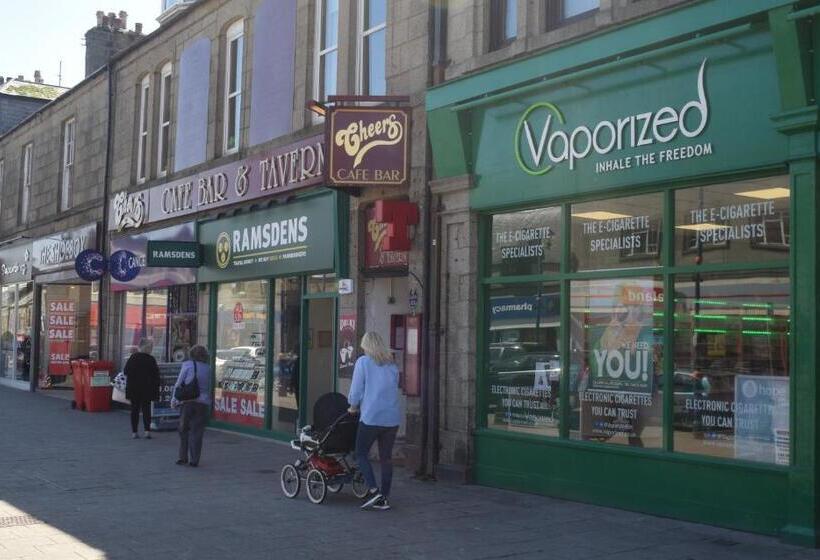 فندق صغير Cheers Cafe Bar & Tavern